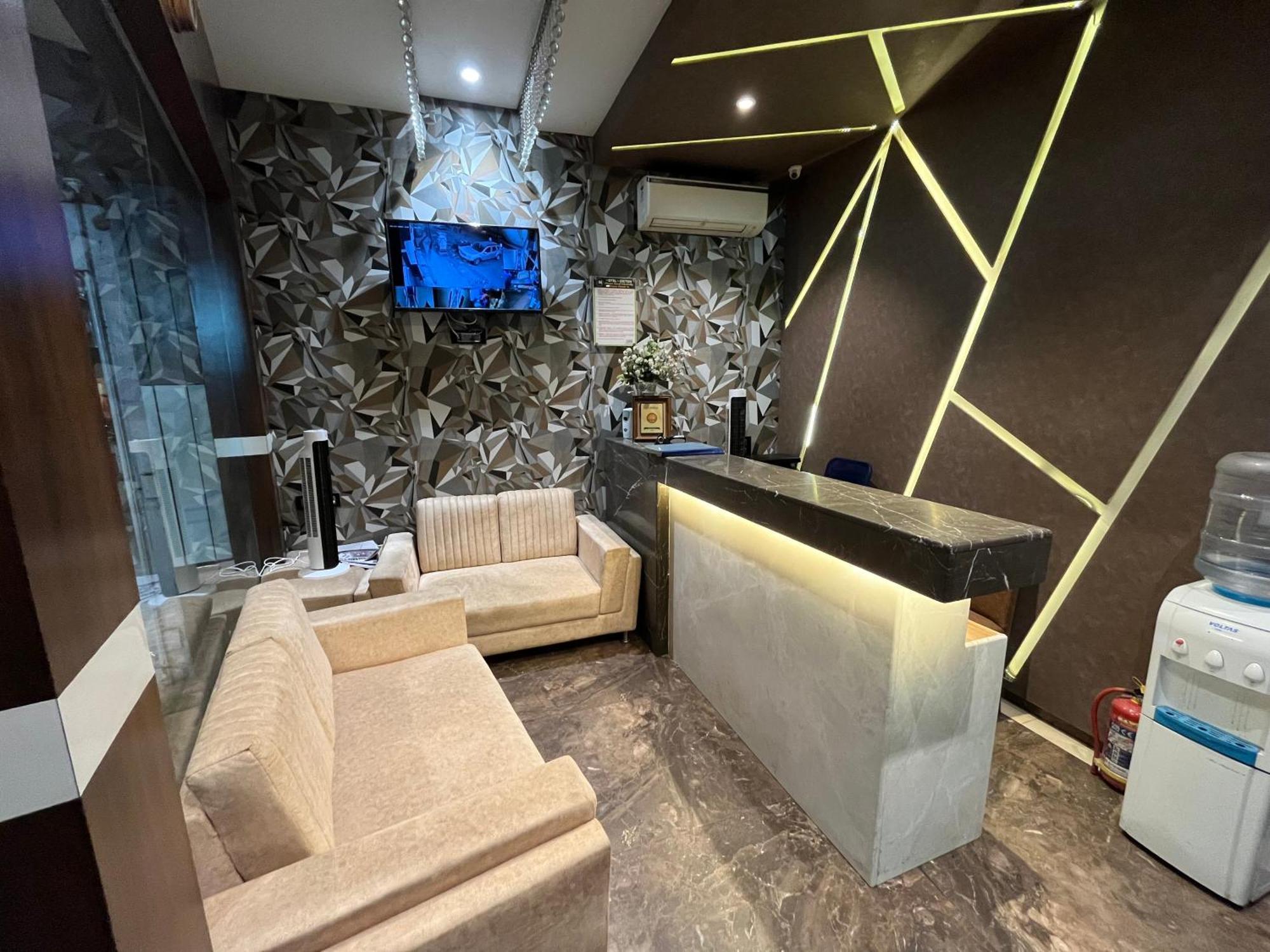 Hotel Meriton Mumbai International Airport T-2 Exterior photo