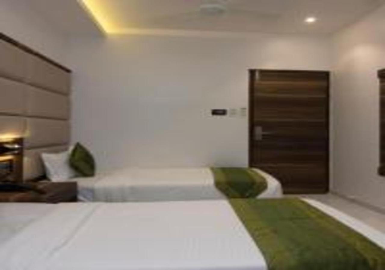 Hotel Meriton Mumbai International Airport T-2 Exterior photo