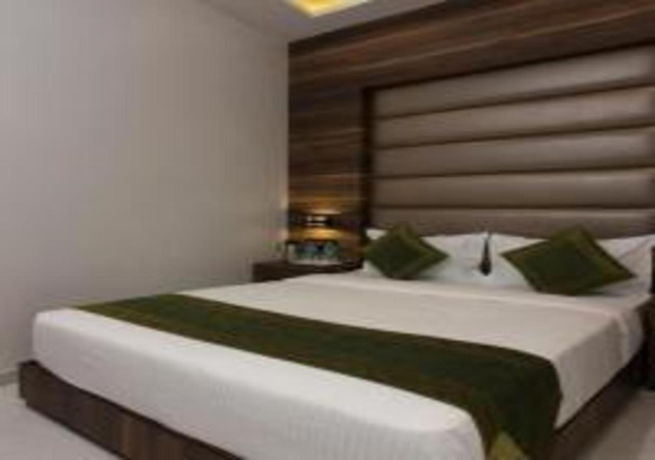 Hotel Meriton Mumbai International Airport T-2 Exterior photo