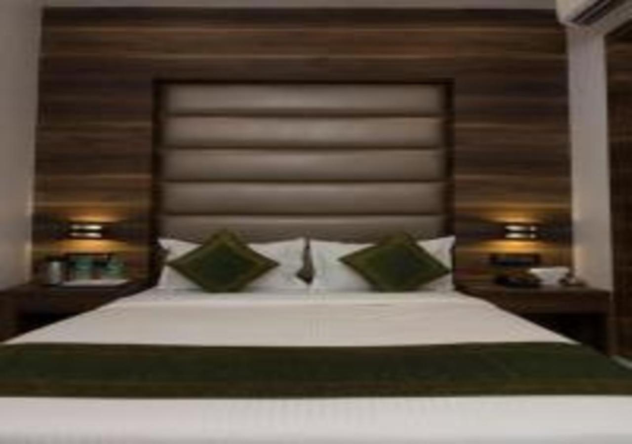 Hotel Meriton Mumbai International Airport T-2 Exterior photo