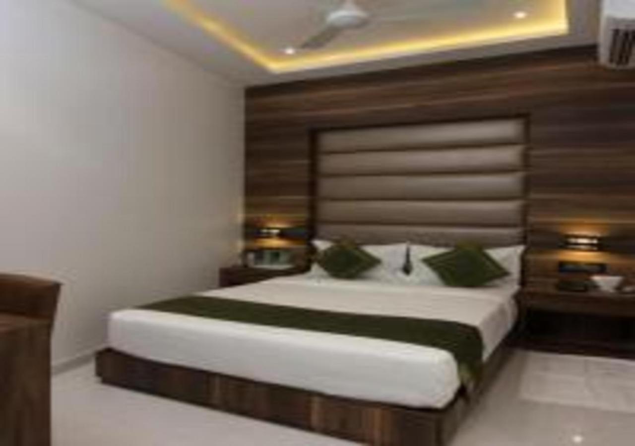 Hotel Meriton Mumbai International Airport T-2 Exterior photo
