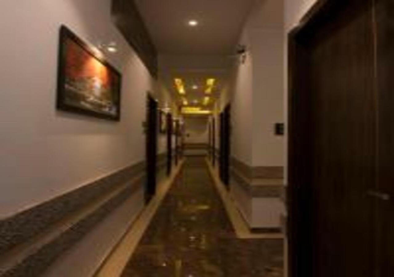Hotel Meriton Mumbai International Airport T-2 Exterior photo