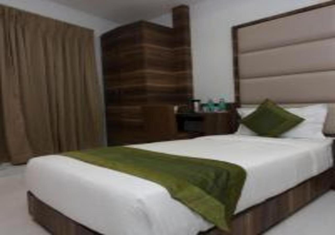 Hotel Meriton Mumbai International Airport T-2 Exterior photo