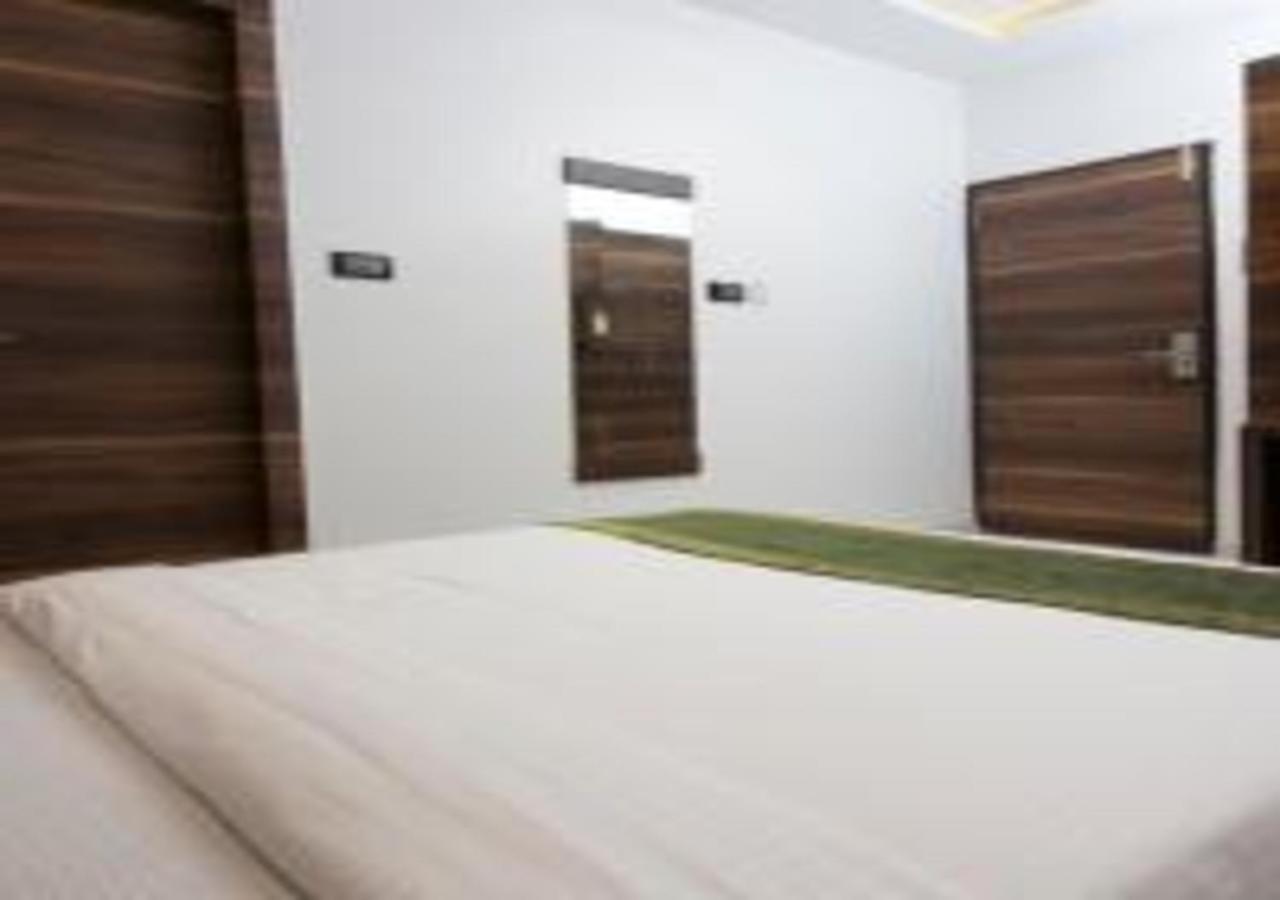 Hotel Meriton Mumbai International Airport T-2 Exterior photo
